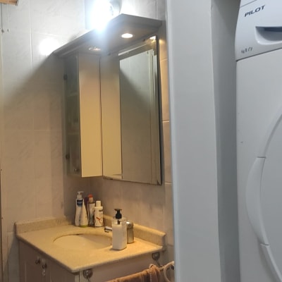 ארון אמבטיה עם מראה ותאורה מותקנת