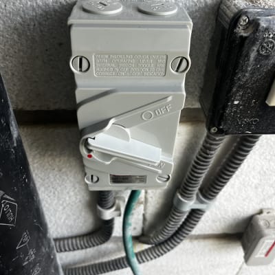 מתג חשמלי מותקן על קיר עם חוטים מחוברים