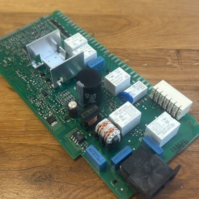 מעגל חשמלי עם רכיבים אלקטרוניים על לוח ירוק