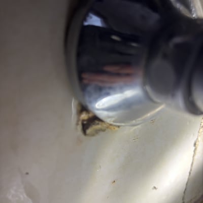 נזילה סביב ברז על קיר קרמיקה