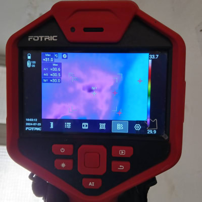 מצלמה תרמית מציגה תמונה עם אזורים חמים וקרים