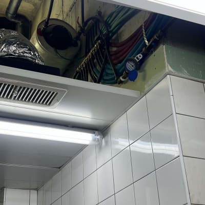 מרכזיית צנרת מים עם צינורות פקס ומד מים מעל התקרה
