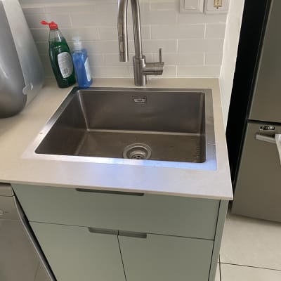 כיור נירוסטה עם ברז גבוה ומוצרי ניקוי