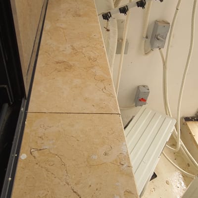 מרפסת עם אריחים, צינורות חשמל וקופסאות חיבורים