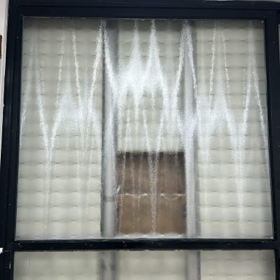 חלון זכוכית עם דפוסי קיפאון או עיבוי