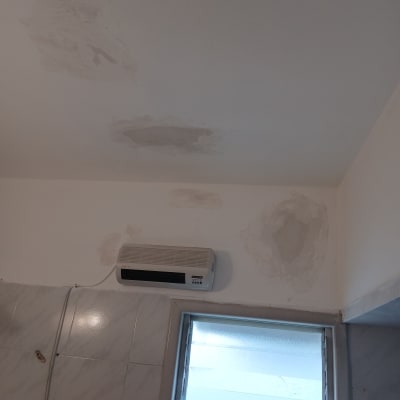 תיקוני צבע על תקרה ליד מזגן