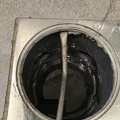 כלי עבודה בתוך צינור ביוב