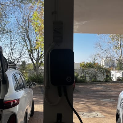 עמדת טעינה לרכב חשמלי עם כבל תלוי על עמוד