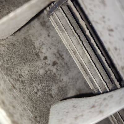 תמונה של חלק פנימי של מזגן עם לכלוך ואבק