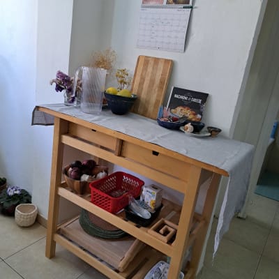 שולחן עץ עם כלי מטבח ופירות