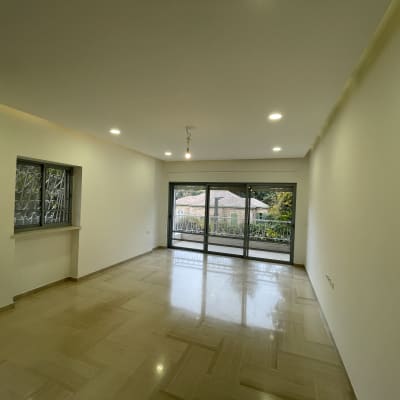 חדר ריק עם רצפה נקייה ומבריקה