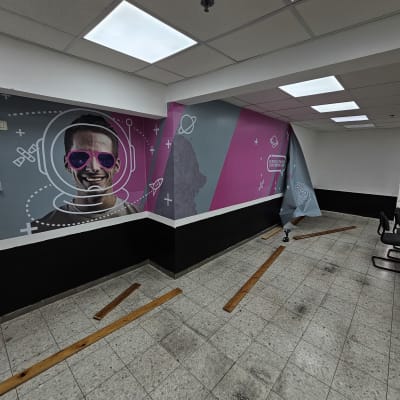 קיר מעוצב עם ציור גרפיטי בחלל פנימי