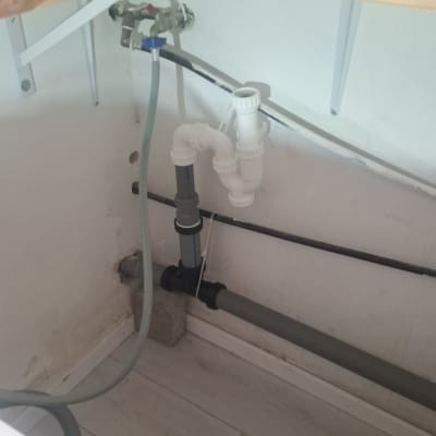 צנרת מתחת לכיור עם חיבורים ואביזרים