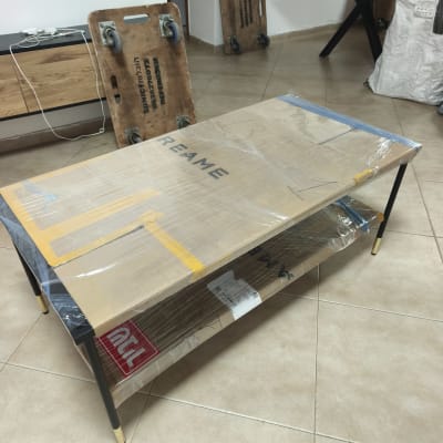 שולחן עטוף בקרטון וגלגלים בחדר