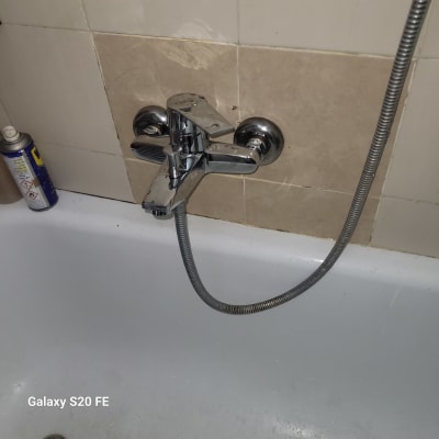 ברז אמבטיה עם צינור גמיש ומיכל ספריי