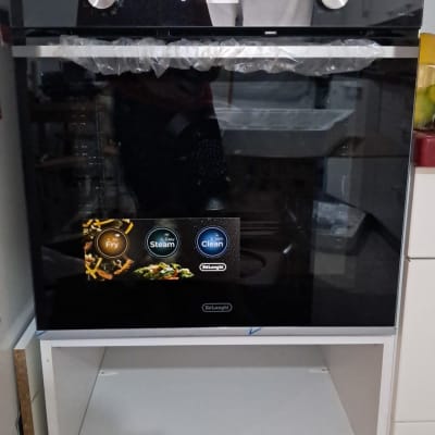 תנור אפייה מותקן במטבח עם תצוגה דיגיטלית