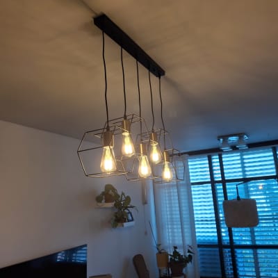 מנורות תלויות עם נורות חשמליות דולקות