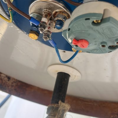 חיבורים חשמליים וצינור בדוד שמש