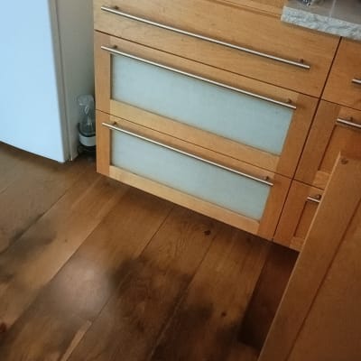 ארונות מטבח עם דלתות זכוכית ומגירות עץ