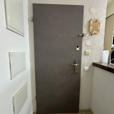 דלת עם ציפוי אפור ומנעול כסוף