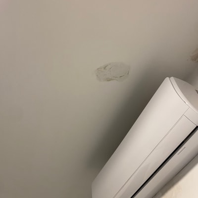 תקרה עם סימני רטיבות ליד מזגן