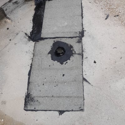 איטום גג עם זפת סביב צינור