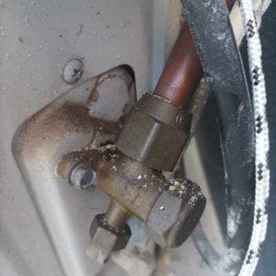 חלקי מתכת וצינורות במערכת מיזוג אוויר