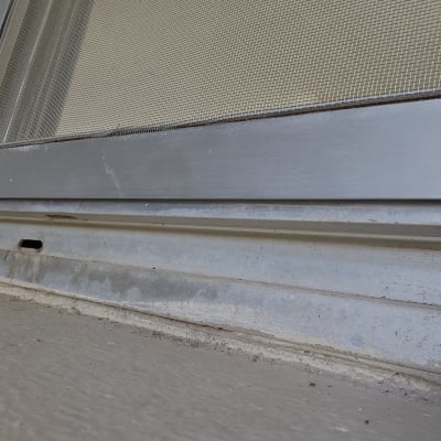 מסגרת חלון עם סימני רטיבות או נזילה