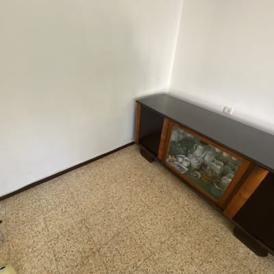 ארון עם כלים, שקע חשמל על הקיר