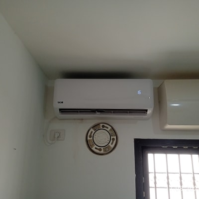 מזגן מותקן על קיר ליד חלון