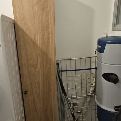 כלי עבודה ומתקן ייבוש כביסה בחדר שירות