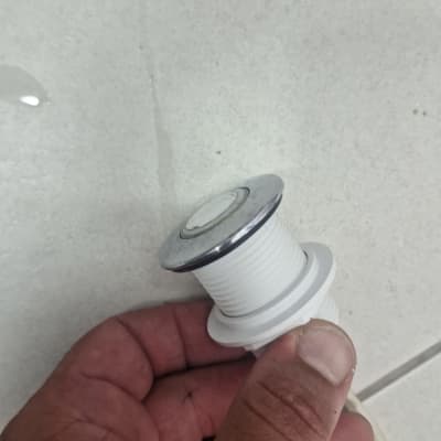 יד מחזיקה חלק פלסטיק לבן עם טבעת מתכת