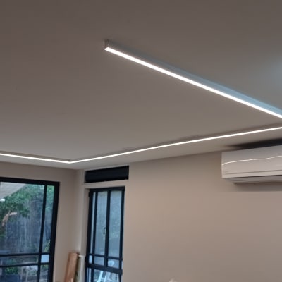 תאורת לד בתקרה ומזגן מותקן על הקיר