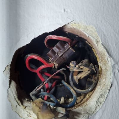 חוטי חשמל צבעוניים מחוברים בתוך קופסת חיבורים