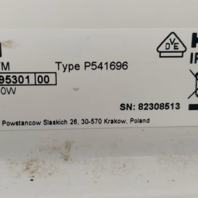 תווית מוצר עם פרטי דגם ומספר סידורי