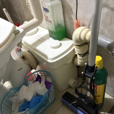 מוצרים וכלים בחדר אמבטיה, כולל צינורות וניקוי.