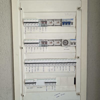 לוח חשמל עם מפסקים וחוטים