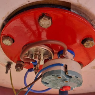 חיבורים חשמליים על דוד שמש עם כיסוי אדום