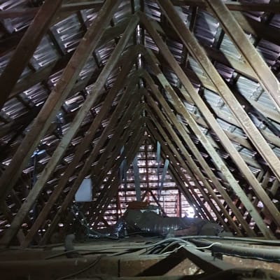 קורות עץ תומכות בגג רעפים בעליית גג