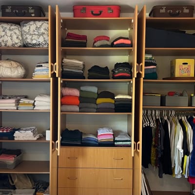 ארון בגדים מסודר עם בגדים מקופלים ותלויים