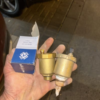 שני חלקים מתכתיים ביד על רקע רחוב