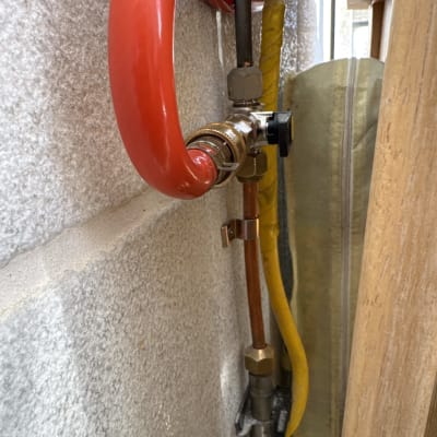 צינור גז עם שסתום על קיר בטון