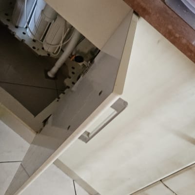 ארון מטבח פתוח עם צנרת מתחת לכיור