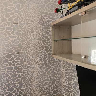 מדף זכוכית בתוך ארון עץ עם דלת זכוכית