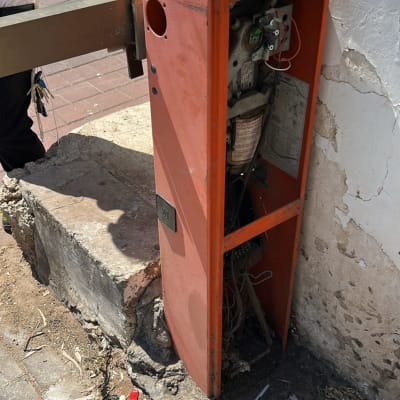 ארון חשמל פתוח ליד קיר ברחוב