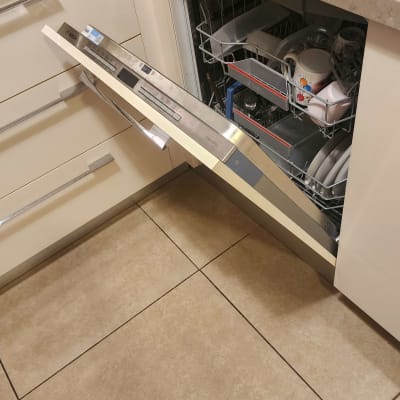 מדיח כלים פתוח במטבח עם כלים בפנים