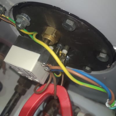 חיבורים חשמליים וצנרת בדוד שמש