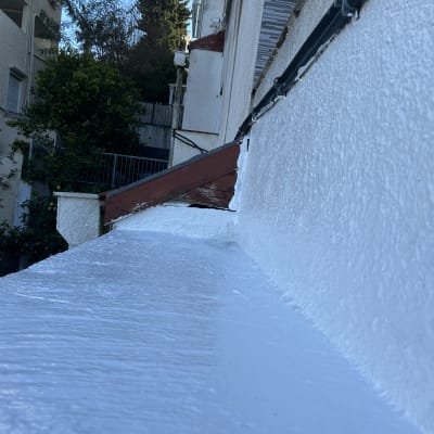 משטח אטום בלבן על גג בניין