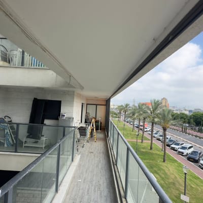 מרפסת עם ציוד וכלים, ללא אנשים או פעילות נראית לעין