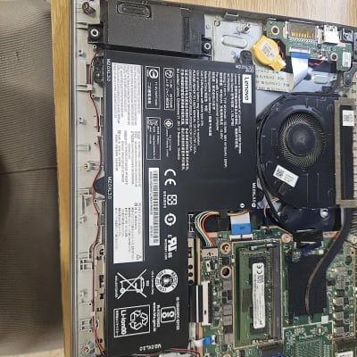 תמונה של רכיבי מחשב נייד פתוח על שולחן